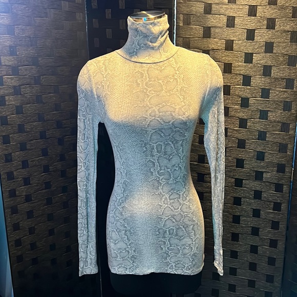 BCBGMAXAZRIA Snake Skin print. Turtleneck, Long Sleeve size XS in EUC. - Picture 6 of 17